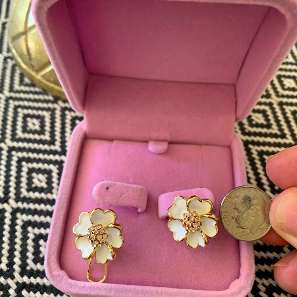 Flower pierced earrings